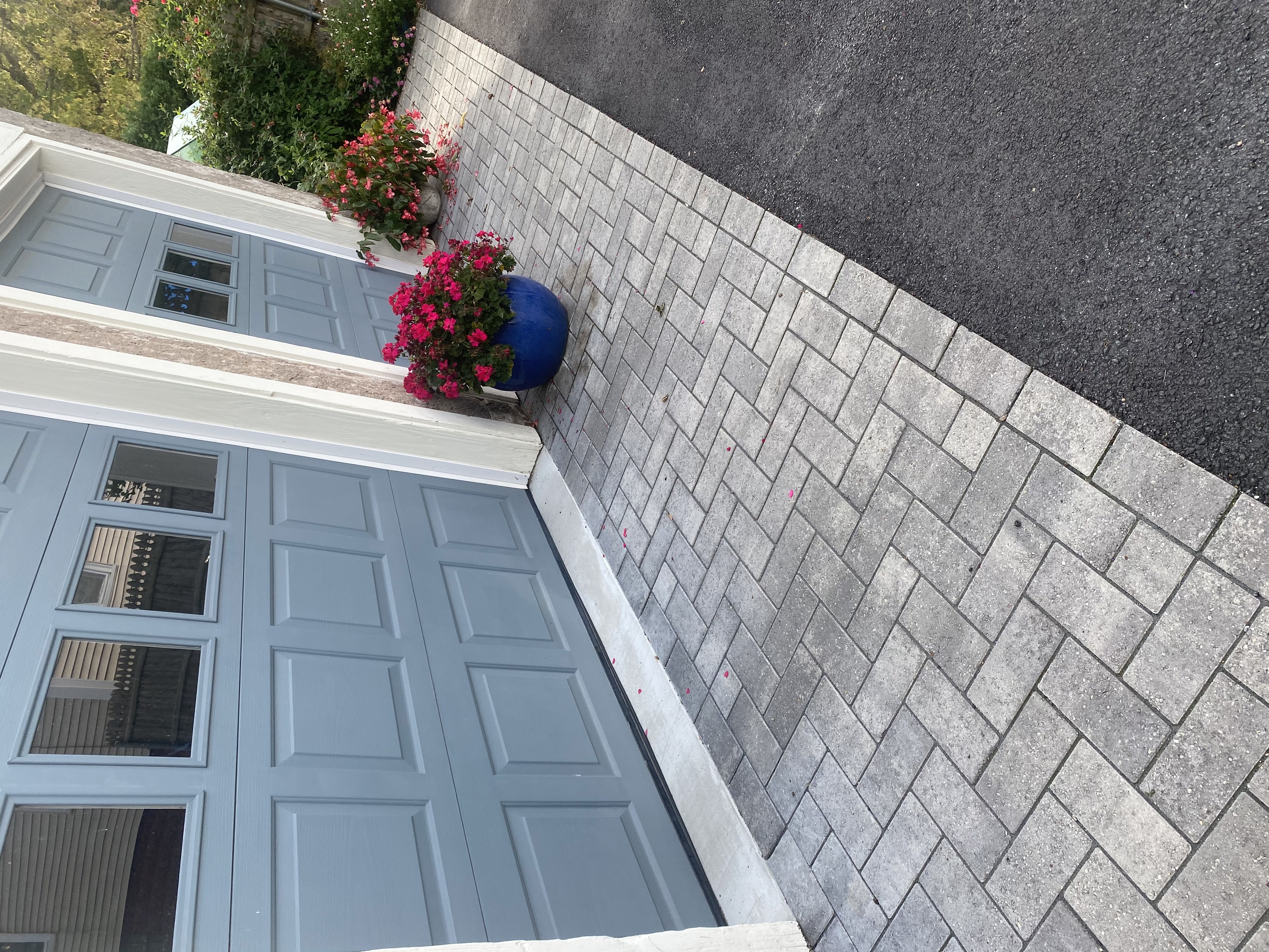 Stone veneer accent wall on outdoor living space